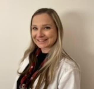 Personne en blouse blanche.